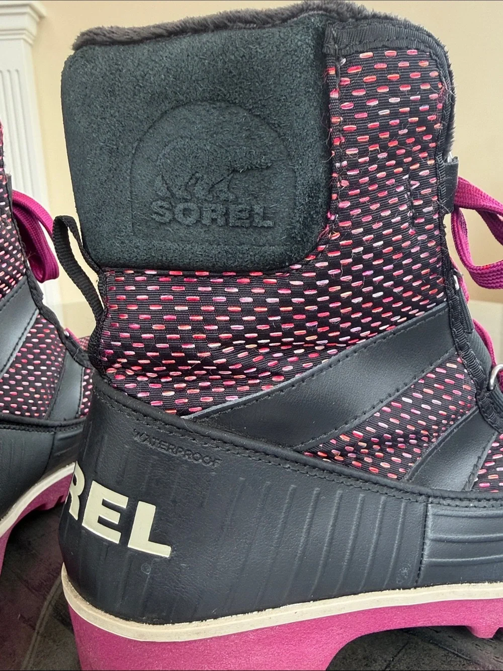 Sorel Tivoki Women's‎ Black and Pink Insulated Waterproof Winter Boots. Size 8